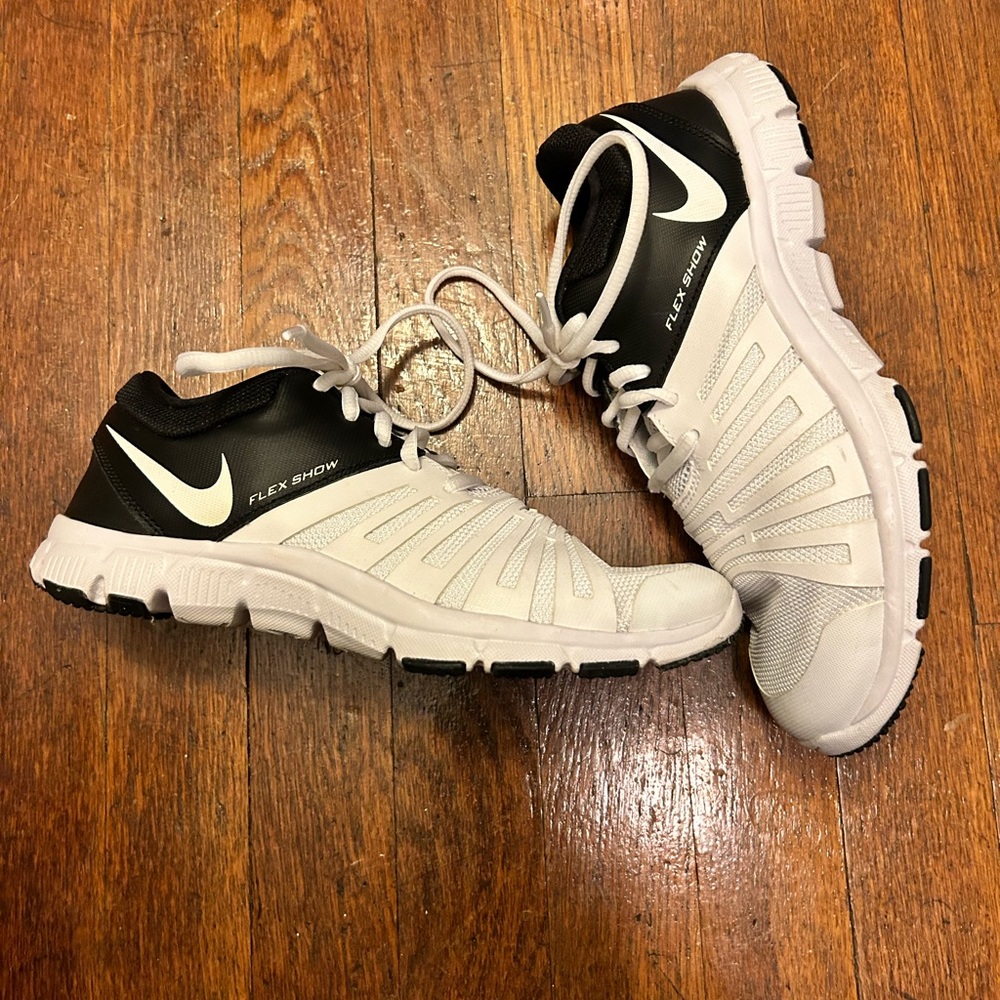 Kids black & white Nike flex show shoes